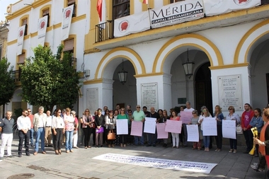 Mérida celebra un nuevo minuto de silencio contra la violencia de género en la Plaza de España