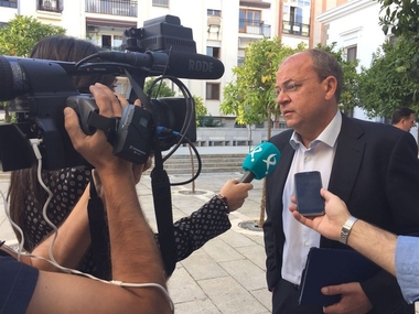 Monago se muestra 'muy preocupado' por el PSOE y critica a Vara por tener 'la cabeza en Ferraz' y no en Extremadura