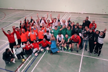Unos 60 internos del Centro Penitenciario de Badajoz participa en una jornada deportiva con voluntarios de 'La Caixa'