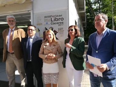 La XVIII Feria del libro de Cáceres abre sus casetas en el Paseo de Cánovas durante diez días