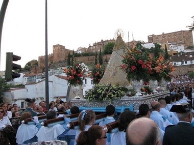 Cientos de cacereños recibirán a la Virgen de la Montaña de Cáceres en la bajada desde su santuario
