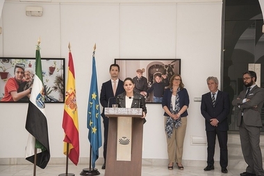 Una exposición recoge en la Asamblea de Extremadura fotografías de abuelos centenarios con sus descendientes más jóvenes