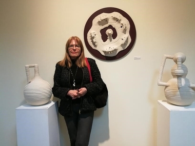 Ana Isabel Martínez-Blay inaugura una exposición de unas 50 piezas de cerámica en el Palacio de la Isla de Cáceres