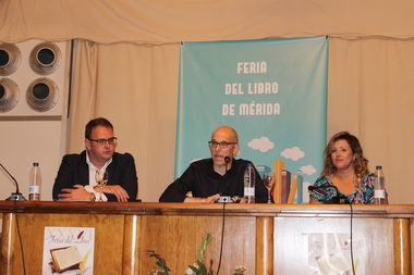 El alcalde de Mérida reivindica la puesta en marcha de un Plan de Fomento a la Lectura