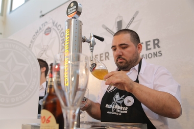 David Tena, de la cervecería Con Jota de Badajoz, se alza con el título de 'Mejor Tirador de Cerveza de Extremadura'