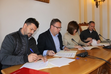 El alcalde y los sindicatos firman el acuerdo de la carrera profesional para los trabajadores municipales