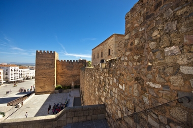Enrique Cerrillo defiende la conservación de la muralla de Cáceres 