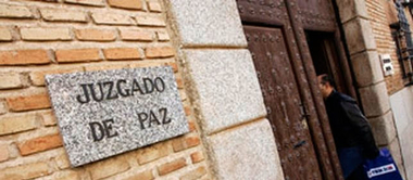 CCOO recoge firmas para pedir más recursos y medios materiales para los 68 juzgados de paz de Extremadura