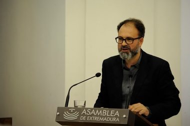 Una charla del sociólogo Santiago Cambero conmemora en Badajoz el Día de la Solidaridad