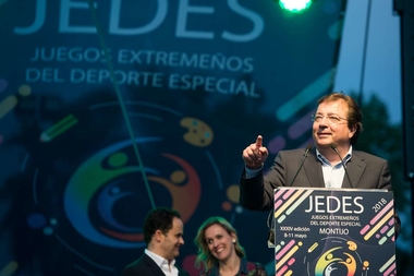 Fernández Vara destaca la contribución de los JEDES en estos 35 años de autonomía a la construcción de la identidad de Extremadura