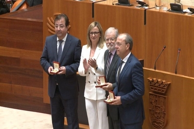 La Asamblea de Extremadura conmemora sus 35 años abogando por la importancia de la Constitución y por la 