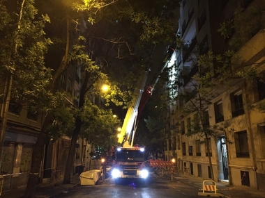Los bomberos de Madrid siguen buscando a los dos desaparecidos en el edificio derruido tras la segunda noche de trabajos