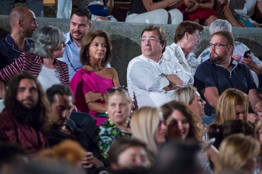 El presidente de la Junta de Extremadura asiste al estreno de Fedra en el Teatro Romano de Mérida