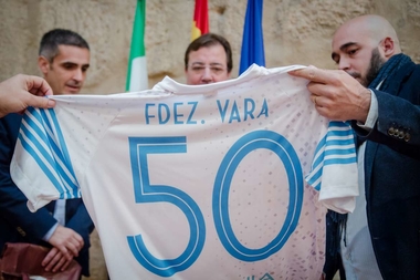 El presidente de la Junta recibe al Club Polideportivo Guareña, que celebra el 50 aniversario de su creación