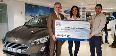 El Corte Inglés entrega a Doña Elia Morales el coche Ford Focus como ganadora de su campaña Gran Aniversario