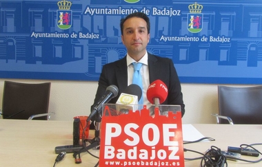 Ricardo Cabezas denuncia que el alcalde utiliza el perfil del contratante como lanzadera de propaganda electoral