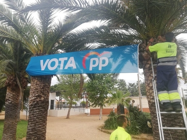 El PP de Badajoz utiliza trabajadores municipales para poner su propaganda electoral