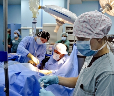 Los cinco quirófanos de Cirugía Mayor Ambulatoria del Hospital Universitario de Cáceres funcionarán al completo a primeros de mayo