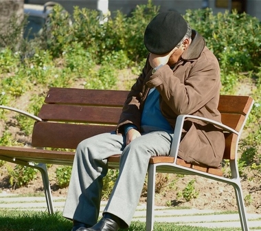 El 11,4% de las personas mayores afirman sentirse solas a diario, un sentimiento que crece en verano   