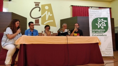 Ecologistas en acción celebra su primera mesa redonda sobre agricultura y cambio climático en Villafranca de los Barros