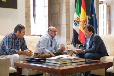 Guillermo Fernández Vara se reúne con el presidente de la Organización de Profesionales Autónomos de Extremadura