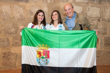 Gil Rosiña entrega la bandera de Extremadura a la participante extremeña en el Reto Pelayo Vida Andes 2019