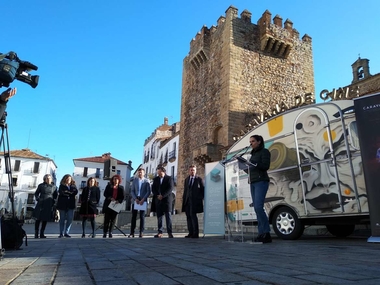 Nuria Flores presenta la segunda Caravana de Cine, que elaborará un nuevo catálogo de localizaciones para rodajes en Extremadura