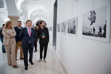 Fernández Vara destaca el simbolismo de la exposición fotográfica La revolución de la empatía, de Rodian Contador