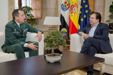 Fernández Vara recibe en Mérida a José Andrés Campón, nuevo jefe de la Comandancia de la Guardia Civil de Cáceres