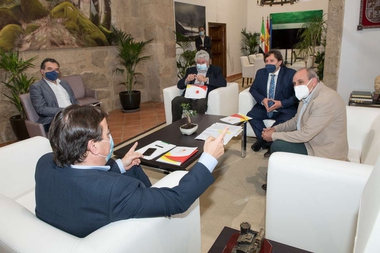 Guillermo Fernández Vara se reúne con el presidente de la Asociación Interprofesional del Cerdo Ibérico, Antonio Prieto