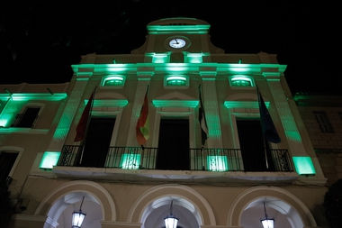 El Ayuntamiento se une a la conmemoración del Día Internacional del Pueblo Gitano iluminando la fachada y la fuente de la Plaza de España