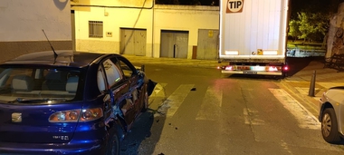 La Policía Local interviene en el accidente ocasionado por un camión tráiler en la Calle Villagonzalo