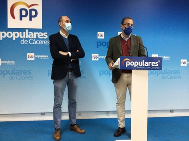 El PP acusa a Salaya y a Costa de engañar a los empresarios con el pago de las ayudas y denuncia el retraso de los presupuestos