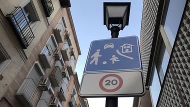 Badajoz limita a 20 km/h la velocidad del tráfico en calles con plataforma única