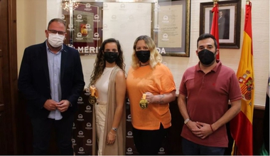 El alcalde recibe a la emeritense Alba González tras proclamarse campeona de España en baile caribeño
