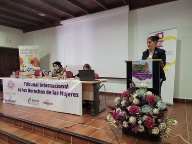 Gil Rosiña aboga por establecer una alianza permanente de mujeres